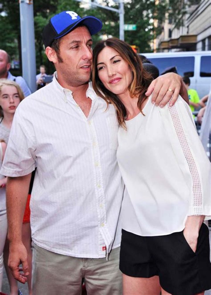 Adam Sandler Performs In New York Subway, Nobody Recognizes Him