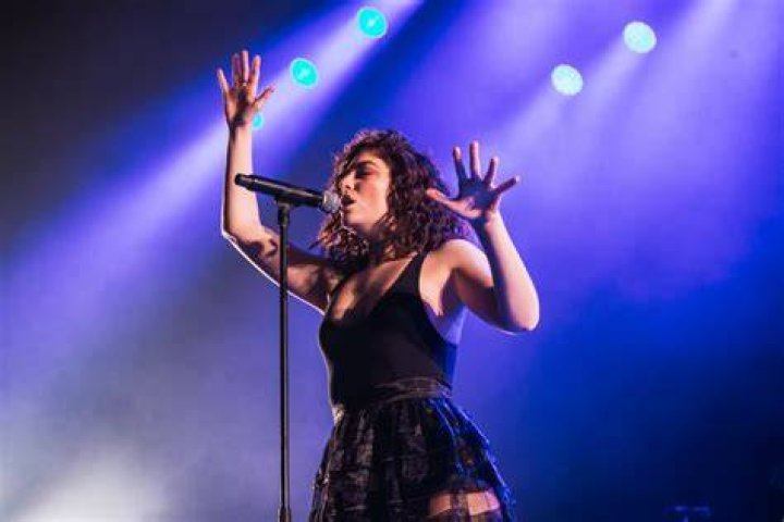 Lorde performing