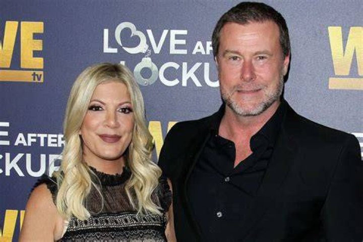 Tori Spelling with Dean McDermott and their kids 